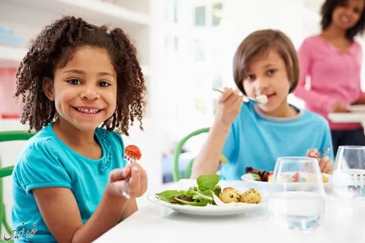 آداب غذا خوردن؛ نکاتی برای میزبان و مهمان که بهتر است فراموش نکنید + آداب غذا خوردن برای کودکان