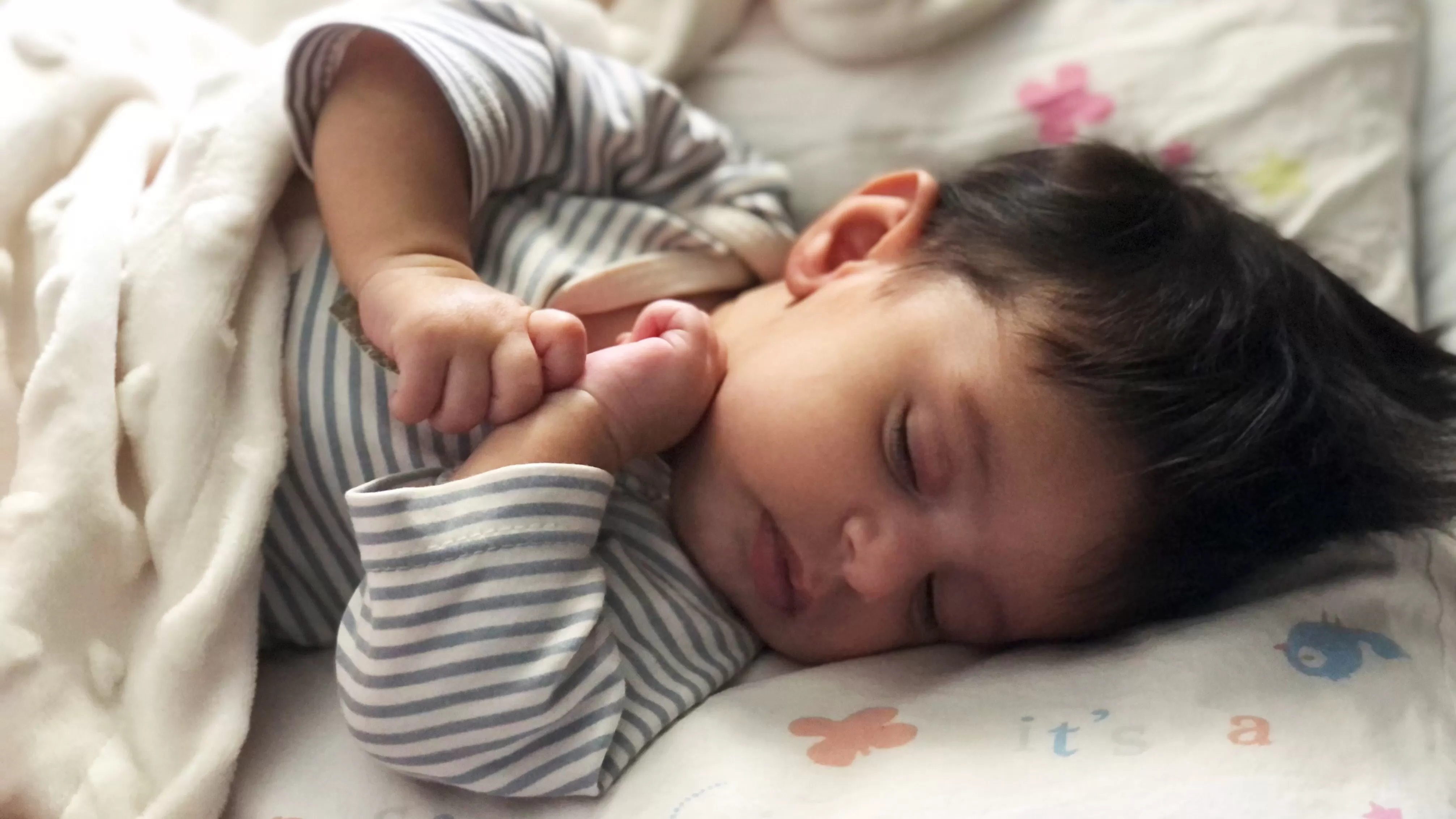 میزان نیاز کودکان شیرخوار به خواب |راهکارهای کمک به کودک برای داشتن خواب کافی
