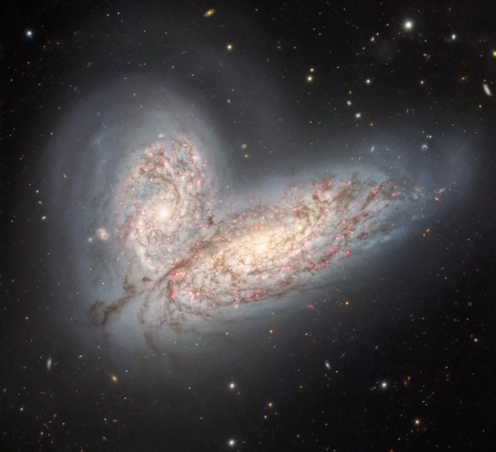 نبرد دو کهکشان در حال ادغام |کهکشانهای NGC 4568 و NGC 4567