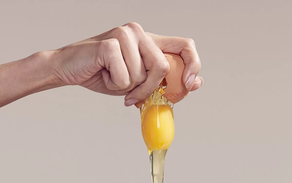 روش شکستن تخم مرغ با یک دست