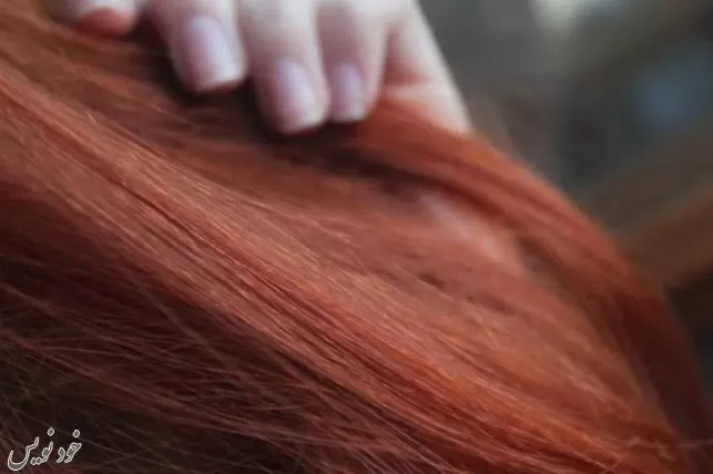 ۱۴ راه برای برطرف کردن قرمزی رنگ مو در خانه | فوت و فن آرایشگری