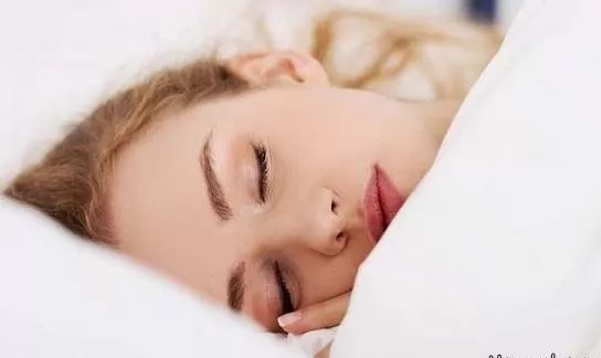 با آرایش خوابیدن چه بلایی سر پوست تان می آورد؟ | عوارض