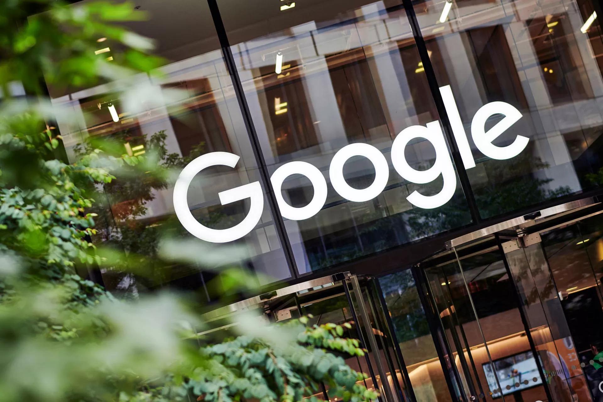 گوگل با تبعیت از دستور اروپا، فعالیت‌هایش را با رویکردی شفاف‌تر ادامه می‌دهد