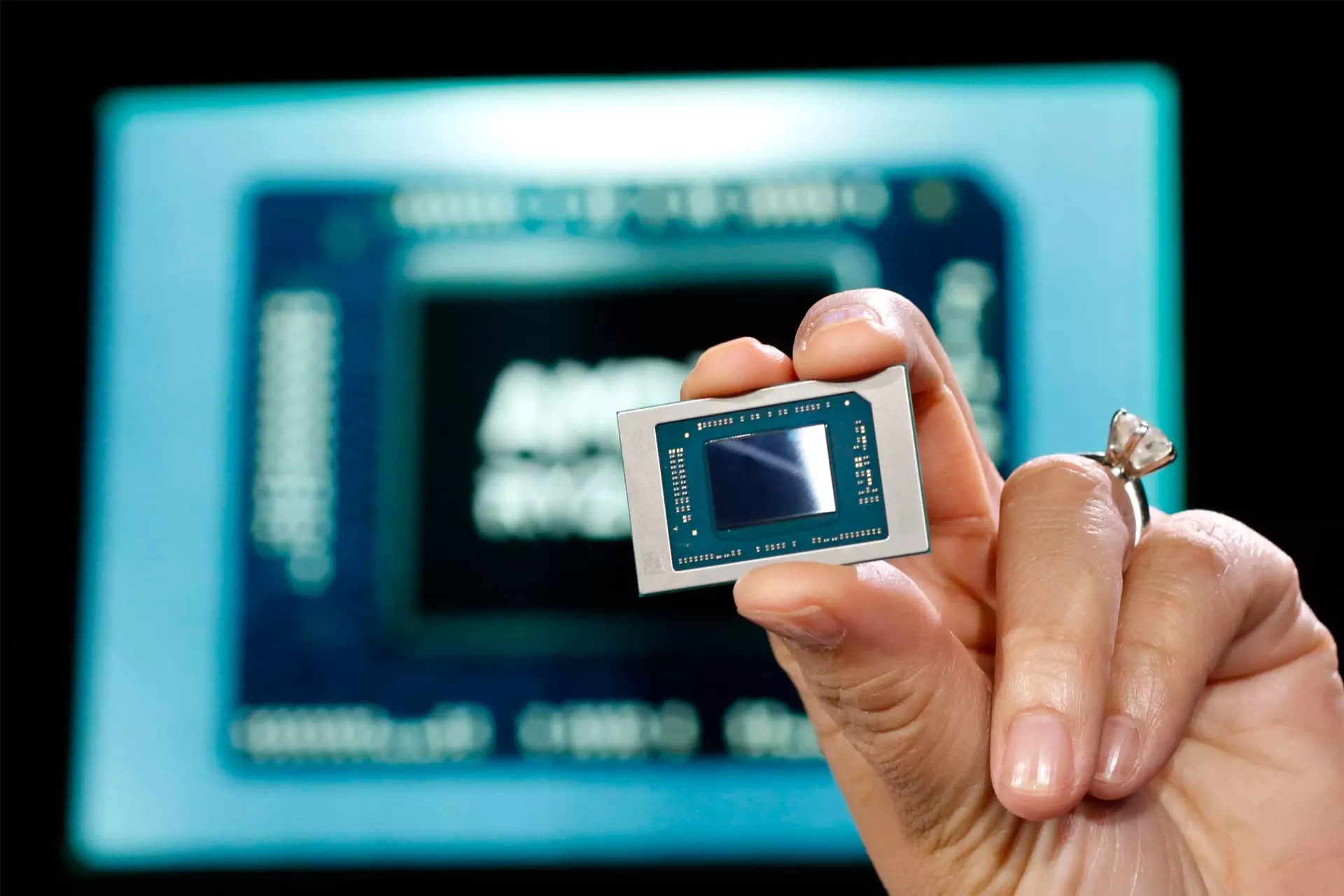 تراشه لپ تاپی AMD 7840HS با ۲۶ درصد قدرت بیشتر نسبت‌ به 6800H رؤیت شد