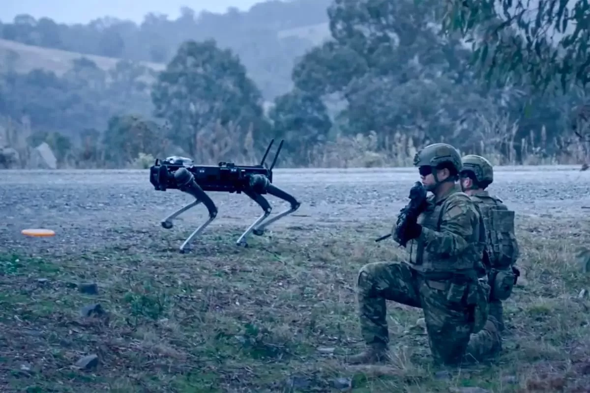 تماشا کنید: سربازان ارتش استرالیا، سگ‌های رباتیک را با ذهن کنترل می‌کنند
