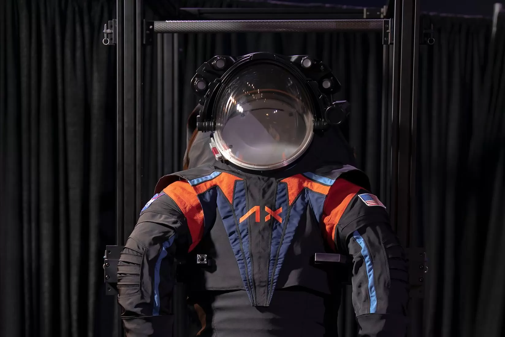 لباس فضانوردی جدید ناسا رونمایی شد؛ طراحی مد روز با ظاهر غافلگیرکننده مشکی