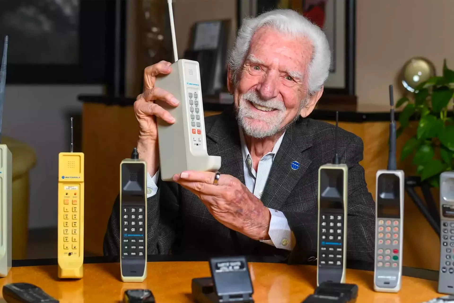 انتقاد پدر تلفن همراه از اعتیاد به گوشی‌های هوشمند: «مردم عقل‌شان را از دست داده‌اند»