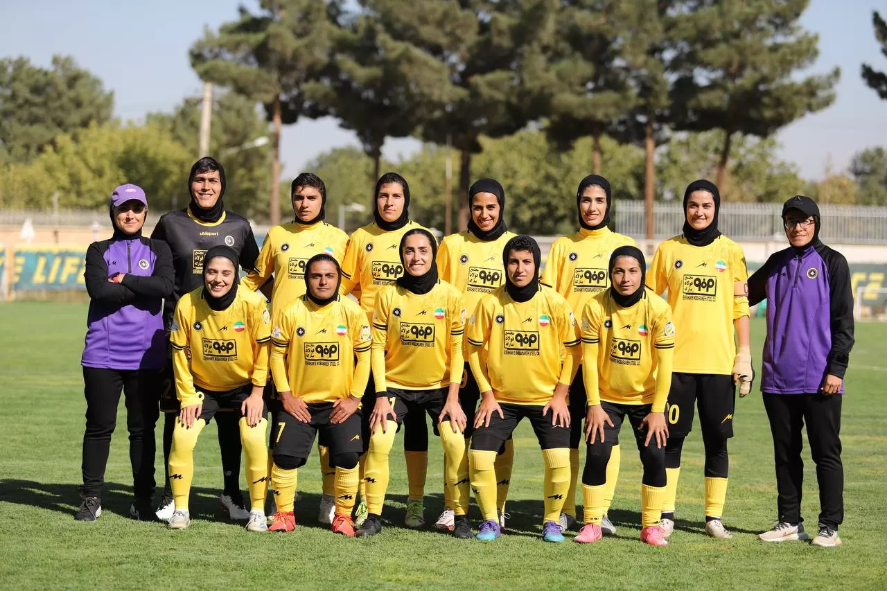 تقابل تیم‌های فوتبال زنان سپاهان و زنیت