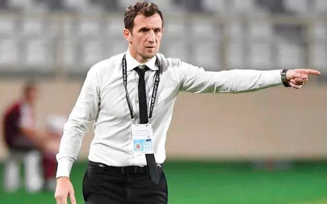 سرمربی تیم ملی امارات استعفا نمی‌دهد