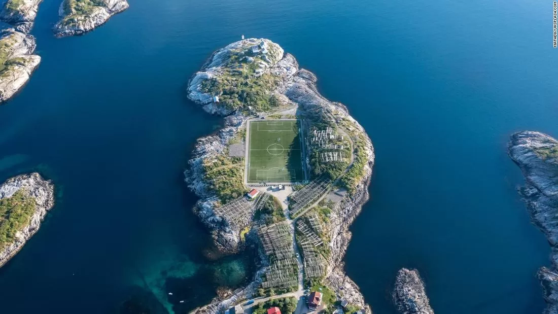 تصاویر حیرت‌انگیز از زیباترین زمین‌های فوتبال جهان