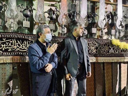 «محمود احمدینژاد» در شب تاسوعا با مردم عکس گرفت / تصاویر | محبوبیت احمدی نژاد در بین مردم