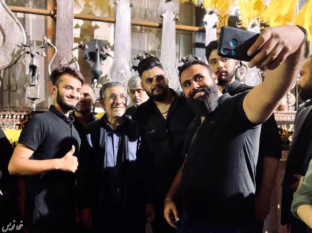 «محمود احمدینژاد» در شب تاسوعا با مردم عکس گرفت / تصاویر | محبوبیت احمدی نژاد در بین مردم