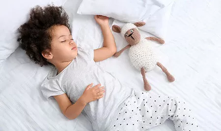 عواقب خطرناک خوابیدن کودک کنار والدین!