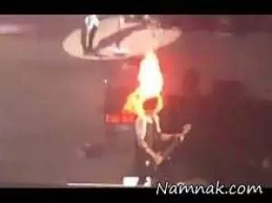 نیمی از صورت خواننده در کنسرت آتش گرفت + تصاویر