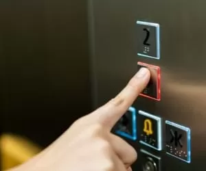 روش هایی برای زنده بیرون آمدن از آسانسور در حال سقوط 