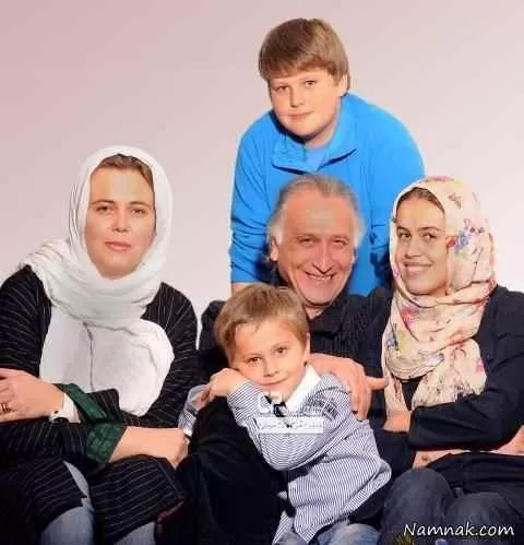 احمد نجفی در کنار همسر و فرزندانش