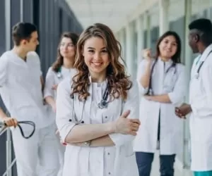 چرا پرستاران و پزشکان لباس سفید می پوشند؟