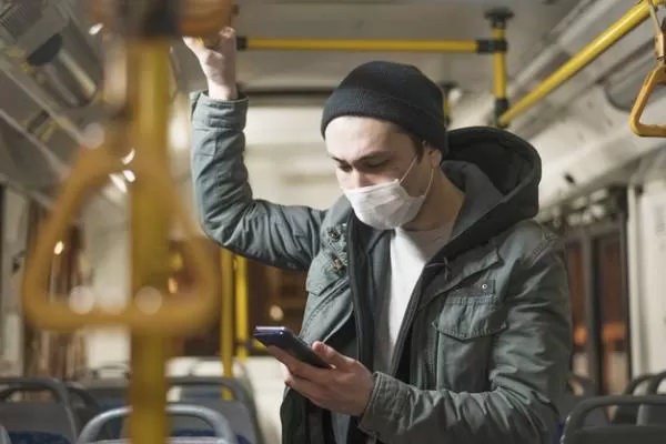 ماسک زدن در مترو