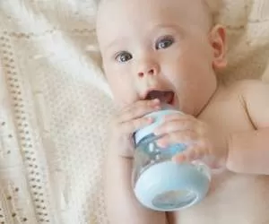 آب خوردن نوزاد | بهترین زمان شروع آب خوردن نوزادان