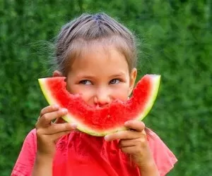 ترفندهای تشویق کودکان برای میوه خوردن