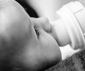 شیر مادر یا شیشه شیر ؛ نوزاد با کدام بهتر می خوابد؟