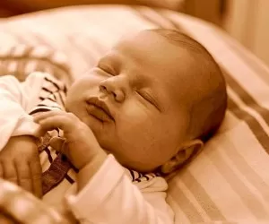 دلایل متفاوت نخوابیدن نوزاد + راه حل‌های سریع و موثر