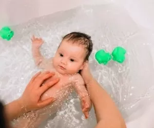 توصیه ها و نکته های مهم برای حمام کردن نوزاد