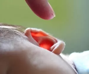 گوش نوزاد | بهترین روش تمیز کردن و نظافت بینی و گوش نوزاد