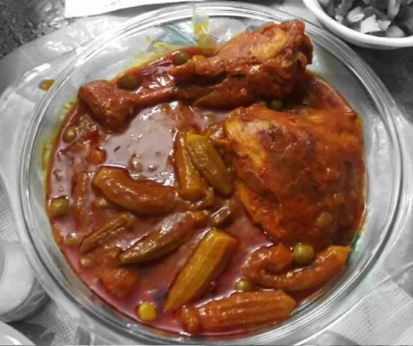 خورش مرغ با بامیه