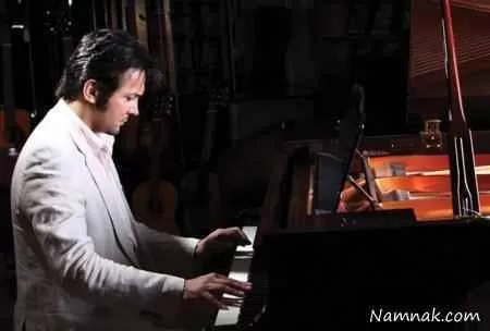 حسام نواب صفوی در حال پیانو زدن