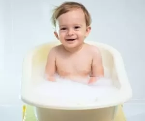 روش مناسب حمام کردن کودک در فصل زمستان