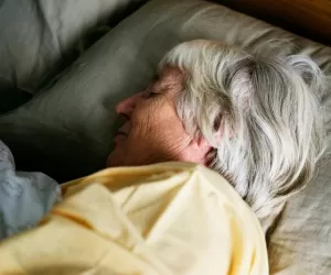 دلیل خواب زیاد سالمندان و خطرات آن + ارتباط با آلزایمر