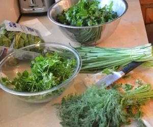 اصول حرفه ای آماده کردن سبزی برای خورش قورمه سبزی
