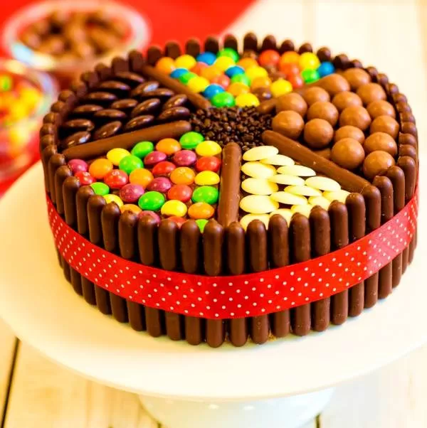 کیک با شکلات رنگی