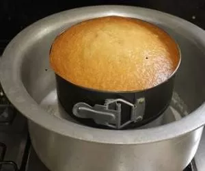 طرز تهیه “کیک اسفنجی بدون فر” (قابلمه ای ) در خانه + مرحله به مرحله