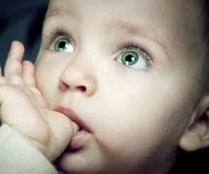 مکیدن انگشت شست توسط نوزادان و ترک دادن آن