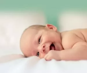 علل اصلی خنده نوزاد در خواب و معنای خنده نوزاد در ماه های اولیه