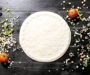 طرز تهیه خمیر پیتزا ده دقیقه ای به سبک حرفه ای ها