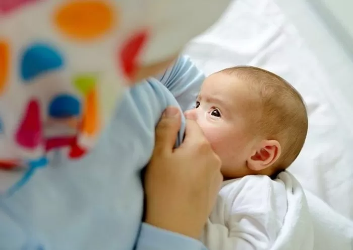 شیر خوردن نوزاد