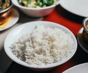 اشتباه خطرناک ما ایرانی ها موقع خوردن برنج مانده