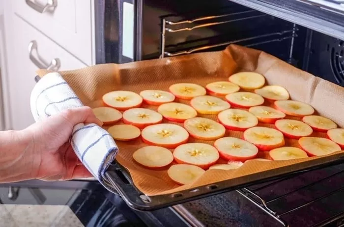 خشک کردن سیب در فر