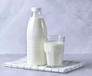 شیر سرد بهتر است یا شیر گرم ؟ + فواید هرکدام