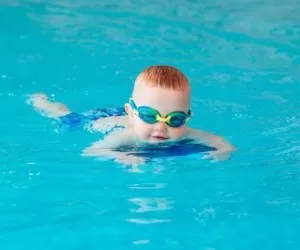 بهترین سن آموزش شنا برای کودکان + نکات ایمنی مهم