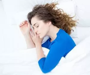 علت و دلیل ریختن آب دهان در خواب + درمان های طب سنتی