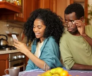 راه رفع شک به ارتباط اینترنتی و مجازی همسرتان