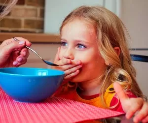 بهترین برخورد والدین هوشمند با کودک بد غذا + راه حل