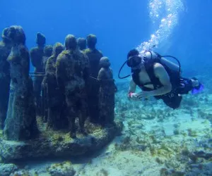 تصاویر بزرگترین و عجیب ترین موزه جهان در زیر آب!