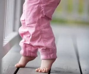 چه زمان راه رفتن کودک روی پنجه پا خطرناک است؟+انواع درمان
