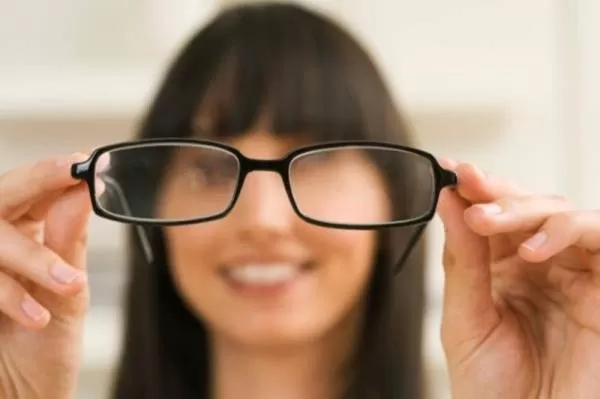 درمان آستیگمات چشم با لنز 