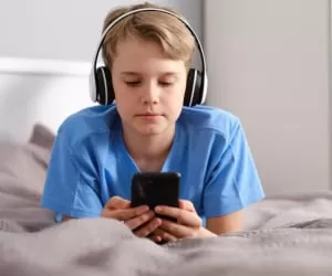 همه والدین بخوانند: خطر پنهان اینترنت برای نوجوانان